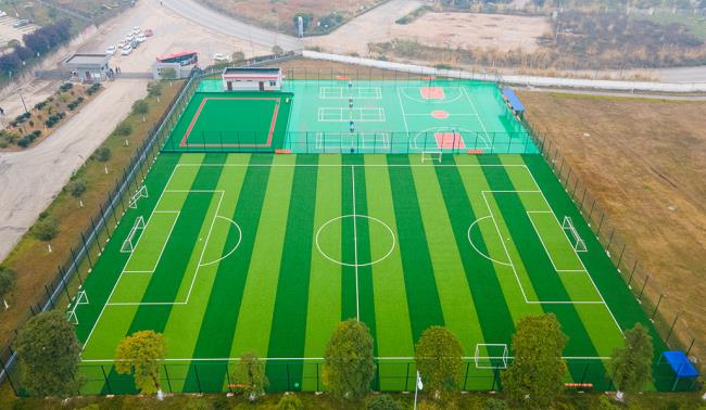 人造草坪足球場為什么要填充石英砂和橡膠顆粒？